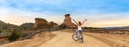 Téléchargez les photos : Femme en vélo dans le désert de Monegros, Aragon en Espagne - en image libre de droit