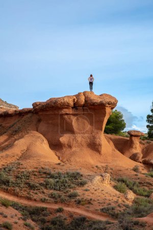 Téléchargez les photos : Femme sur le sommet du mont dans un paysage désertique (Aragon, Espagne) - en image libre de droit