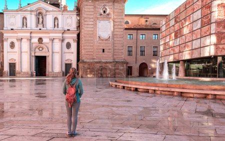 Téléchargez les photos : Femme visitant la ville de Saragosse (Saragosse) en Aragon, Espagne - en image libre de droit