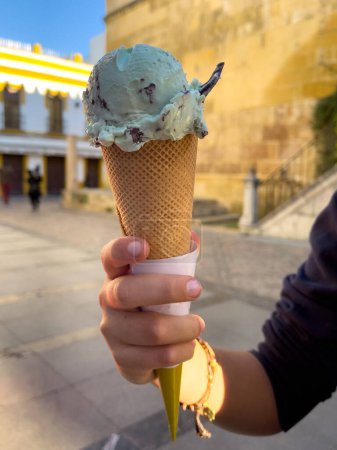 Téléchargez les photos : Enfants tenant la crème glacée pistache dans le cône - en image libre de droit