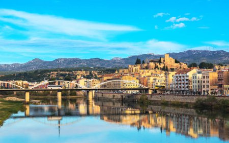 Téléchargez les photos : Paysage urbain de Tortosa, province de Tarragone Catalogne en Espagne - en image libre de droit