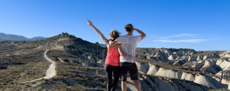 Téléchargez les photos : Couple heureux randonneurs regardant paysage panoramique - en image libre de droit