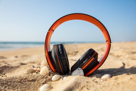 Téléchargez les photos : Musique plage relax- casque sur la plage - en image libre de droit