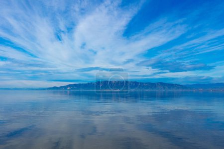 Foto de Delta del Ebro, Cataluña en España- lago tranquilo con nubes reflejadas en perspectiva - Imagen libre de derechos