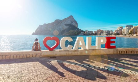 Téléchargez les photos : Ville de Calpe et touriste femme- plage, rocher et paysage urbain, Espagne- Costa blanca - en image libre de droit