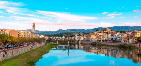 Téléchargez les photos : Paysage urbain de Tortosa vue panoramique, Espagne - en image libre de droit