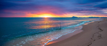 Foto de Hermosa puesta de sol en la playa tropical - Imagen libre de derechos
