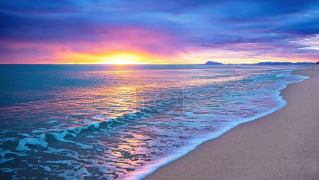 Téléchargez les photos : Magnifique coucher de soleil sur la plage - en image libre de droit