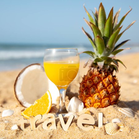 Foto de Zumo de frutas en la playa - vacaciones, viajes, concepto relajante - Imagen libre de derechos