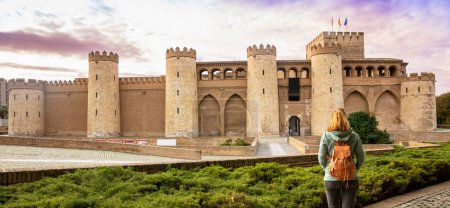 Téléchargez les photos : Femme touriste regardant le château palais Aljaferia à Saragosse Espagne Aragon - en image libre de droit