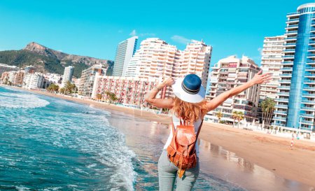 Téléchargez les photos : Femme touriste appréciant la ville de Calpe et la plage tropicale, Alicanta, Espagne - en image libre de droit