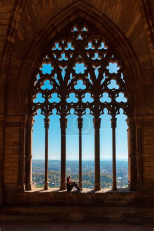 Foto de Turista mujer mirando a la vista panorámica del paisaje de la ciudad de Lleida desde la catedral - Imagen libre de derechos