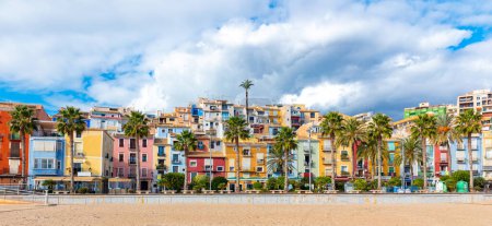 Téléchargez les photos : Villajoyosa paysage urbain avec des maisons colorées, province d'Alicante, Costa Blanca en Espagne - en image libre de droit