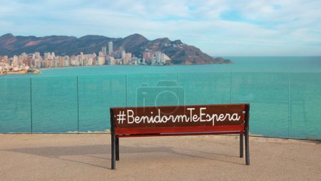 Téléchargez les photos : Banc avec communication de la ville de Benidorm décembre 2023, province d'Alicante en Espagne - en image libre de droit