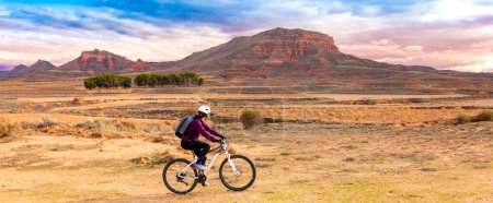 Foto de Mujer montando en bicicleta de montaña - Imagen libre de derechos