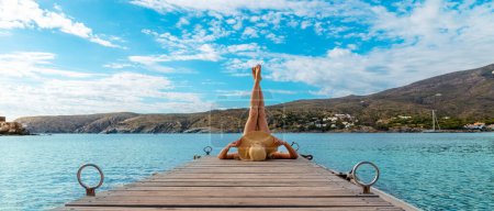Téléchargez les photos : Femme sur jetée, vacances, voyage, concept relaxant - en image libre de droit