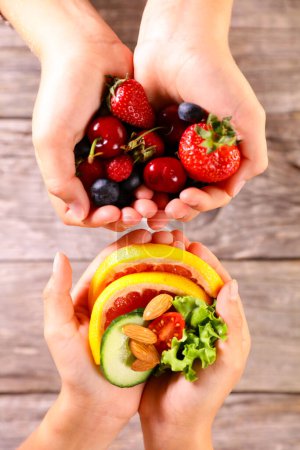 Téléchargez les photos : Régime alimentaire concept- assiette main tenant avec des fruits et légumes frais - en image libre de droit
