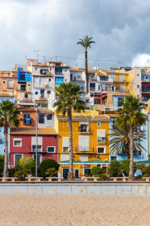 Téléchargez les photos : Maisons colorées dans le village méditerranéen de Villajoyosa- province d'Alicante en Espagne - en image libre de droit