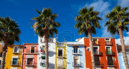 Téléchargez les photos : Maisons colorées dans le village méditerranéen de Villajoyosa- province d'Alicante en Espagne - en image libre de droit