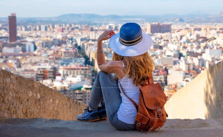 Téléchargez les photos : Femme touriste bénéficiant d'une vue panoramique sur le paysage de la ville d'Alicante Espagne - en image libre de droit
