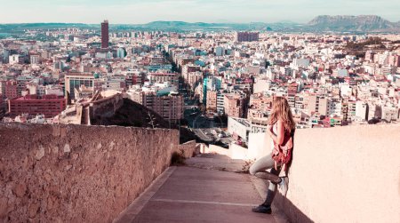 Foto de Mujer turista disfrutando de una vista panorámica del paisaje de Alicante - Imagen libre de derechos