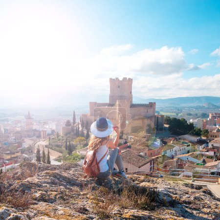 Foto de Mujer turista disfrutando del castillo de Atalaya en España - Imagen libre de derechos