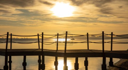 Foto de Panorama de puesta de sol Laguna Mar Menor. Puesta de sol en el mar y muelle - Imagen libre de derechos