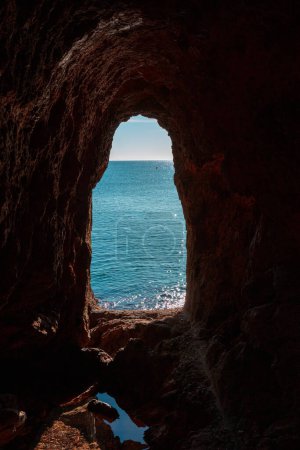 Téléchargez les photos : View from the cave along the ocean - en image libre de droit