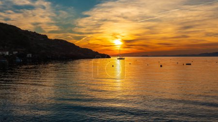Téléchargez les photos : Beautiful sunset with sailing boat at the sea - en image libre de droit