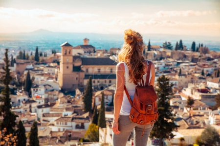 Téléchargez les photos : Woman looking at Granada city panoramic view - en image libre de droit