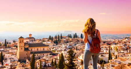 Foto de Woman traveler in Granada city panoramic view in Spain - Imagen libre de derechos