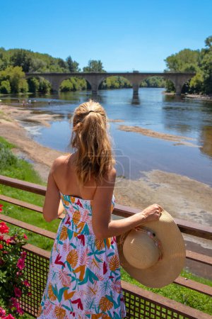 Foto de Mujer mirando el puente de Dordoña en Francia - Imagen libre de derechos