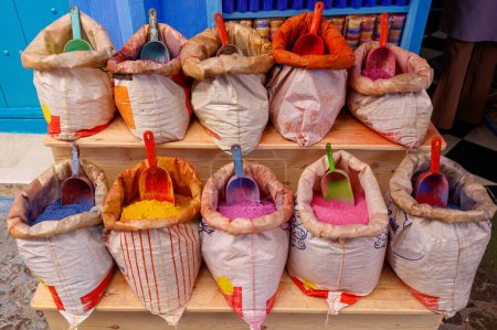Téléchargez les photos : Sacs avec poudre pour peinture, Chefchaouen. Maroc - en image libre de droit