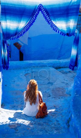 Foto de Woman tourist in Morocco,  Chefchaouen - Imagen libre de derechos