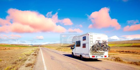 Téléchargez les photos : Voyage en famille- voyage de vacances en camping-car - en image libre de droit