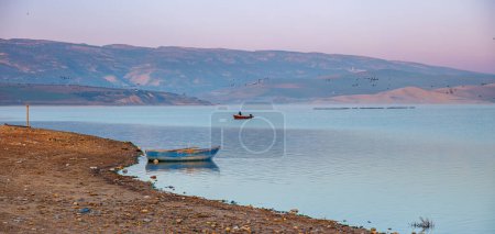 Téléchargez les photos : Beau lever de soleil sur lac et bateau- Maroc - en image libre de droit