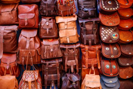 Téléchargez les photos : Store leather bags and products on the zouk in Morocco - en image libre de droit