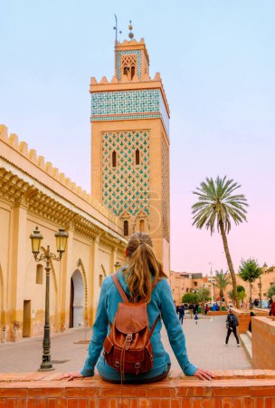 Téléchargez les photos : WOman travel in Marrakech,  Koutoubia mosque,  Morocco - en image libre de droit