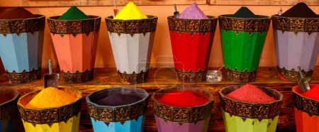 Foto de Variedad de pigmentos coloridos en Marruecos - Imagen libre de derechos