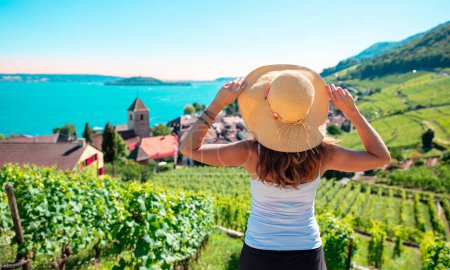 Foto de Woman tourist in Switzerland- Vineyards and lake - Imagen libre de derechos