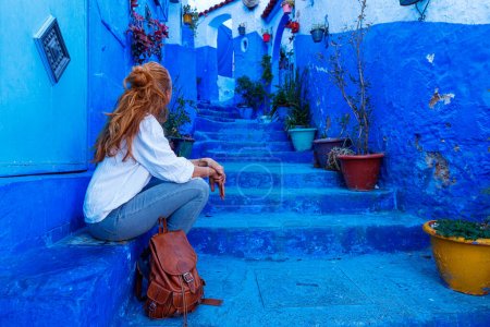 Turista mujer en la calle Chefchaouen, Marruecos
