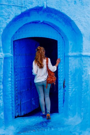 Téléchargez les photos : Femme Touriste à Chefchaouen ville, Maroc- Ville Bleue - en image libre de droit