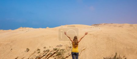Téléchargez les photos : Femme en dune dans le désert- Maroc - en image libre de droit