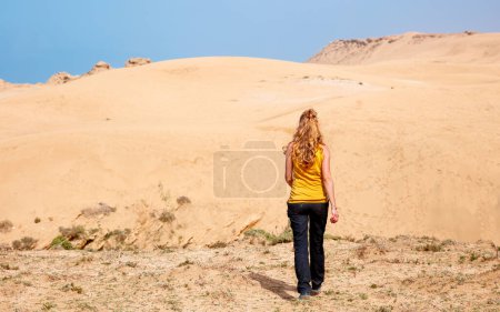 Téléchargez les photos : Femme marchant dans le désert- Maroc - en image libre de droit