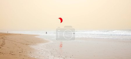 Téléchargez les photos : Kitesurf sur la plage - en image libre de droit
