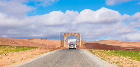 Téléchargez les photos : Camping-car sur la route au Maroc - en image libre de droit