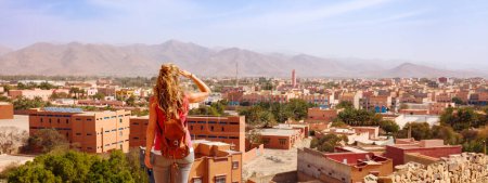 Téléchargez les photos : Femme touriste regardant la vue panoramique de Tata au Maroc - en image libre de droit