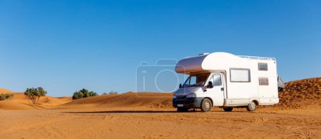 Téléchargez les photos : Camping-car dans le désert du Sahara au Maroc - en image libre de droit