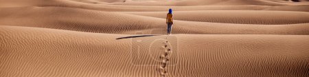 Foto de Turista mujer caminando en el desierto del Sahara - Imagen libre de derechos