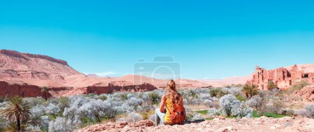 Foto de Turista mujer mirando Kasbah cerca de Ait ben haddou, Ouarzazate en Marruecos - Imagen libre de derechos